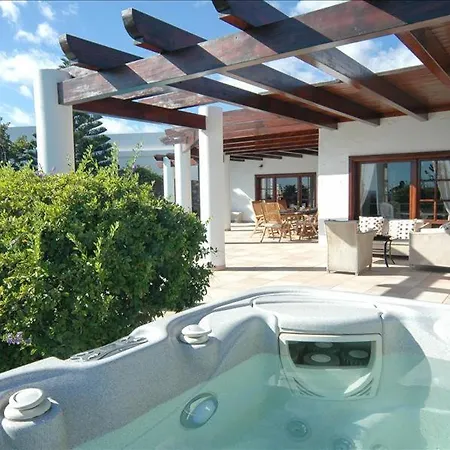 Casa Los Mojones Dos - 4 Bedroom - Great Pool Area - Perfect For Families - Jacuzzi * Puerto del Carmen (Lanzarote)